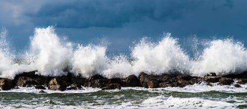 Ten‑Foot Waves Pound East Coast as Nor’easter Swells