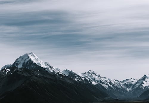grátis Montanhas Rochosas Cobertas De Neve Foto profissional