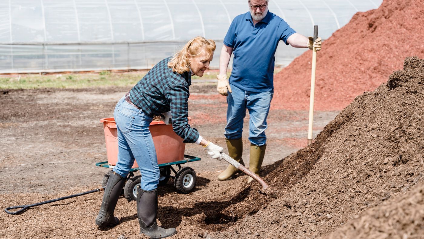 Why I’d buy the VEVOR compost spreader over a broadcast model