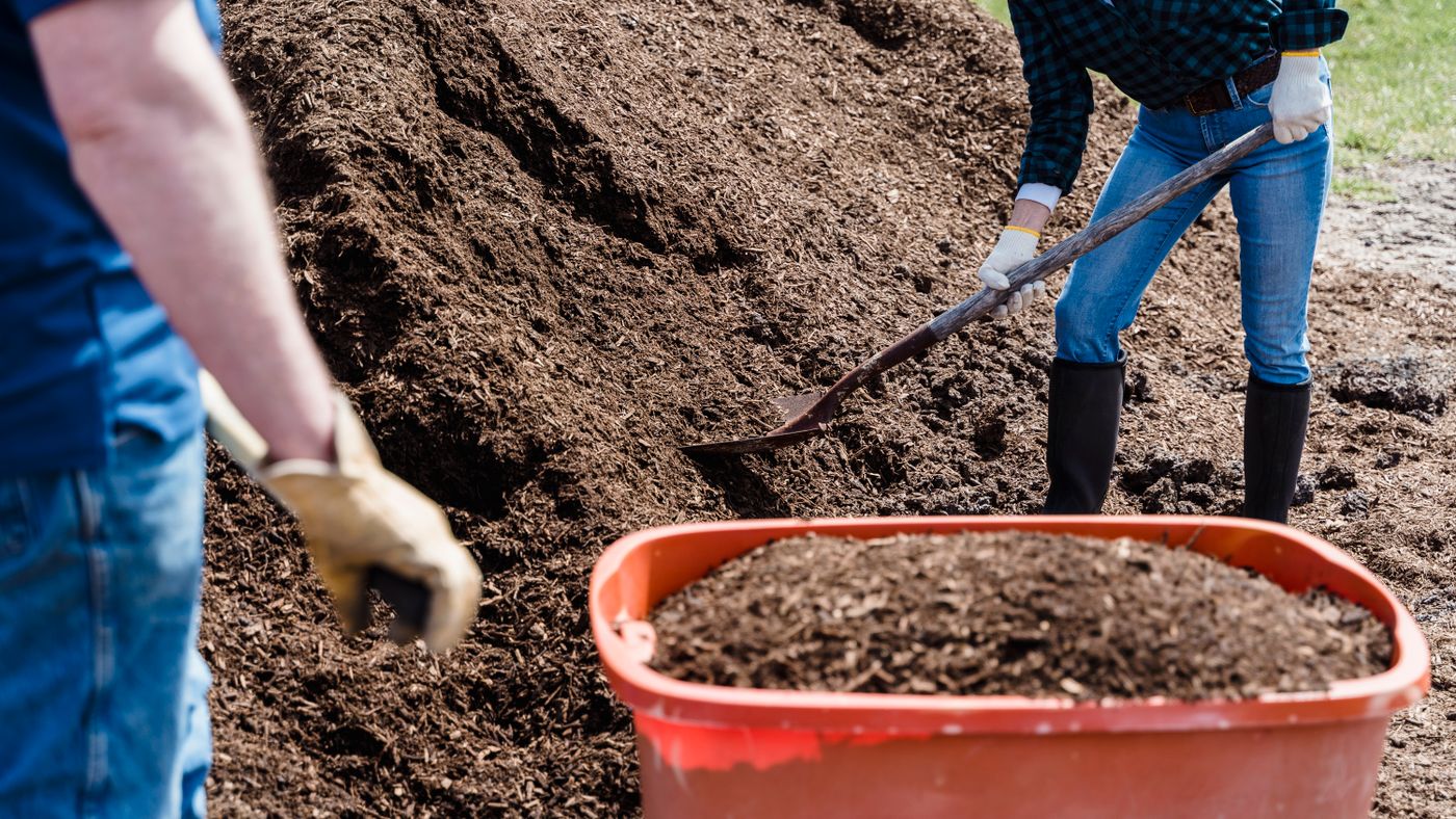 Why I’d buy the VEVOR compost spreader instead of flinging it by hand