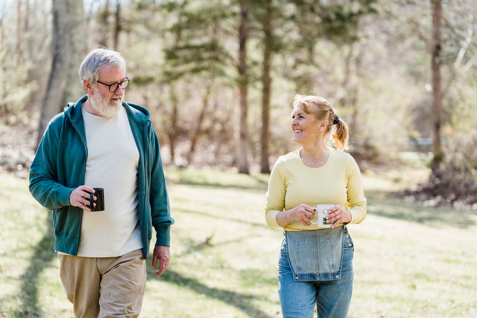 Couple senior actif profitant de son quotidien