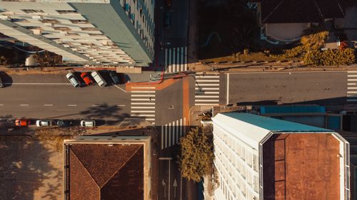 Free Top-down view of a street intersection in Florianópolis, capturing urban architecture and traffic. Stock Photo