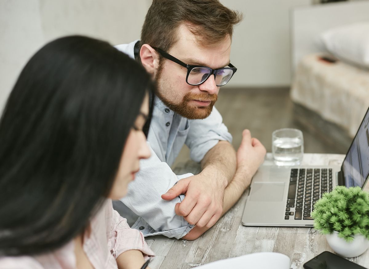 Formateur en portage salarial : lecture d'un contrat de mission avant de signer