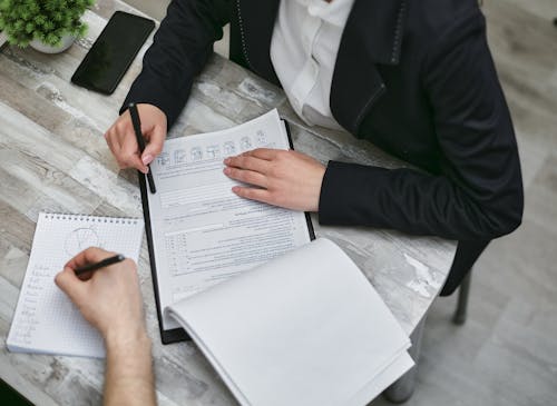 Gratis lagerfoto af arbejde, bord, dokumenter