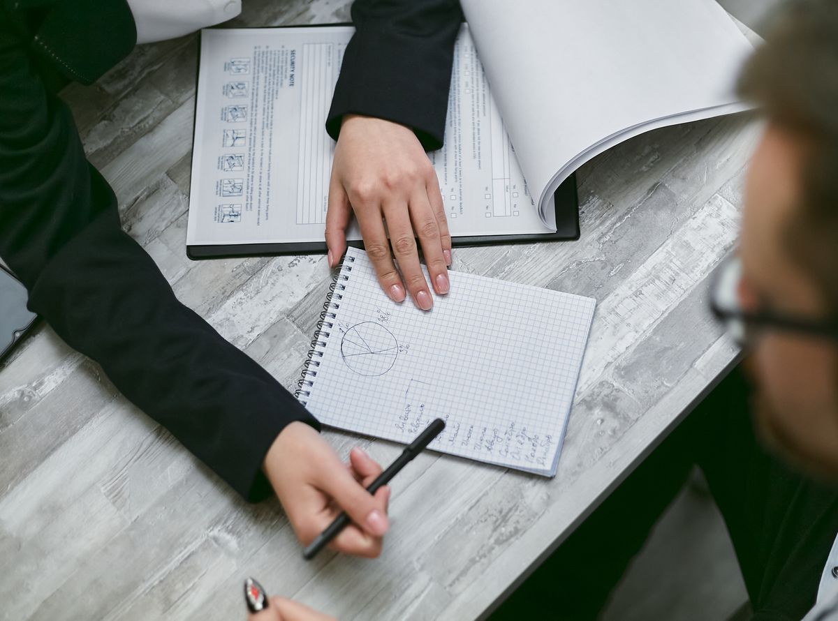 Réunion RH autour d'un contrat encadré par la convention collective des organismes de formation