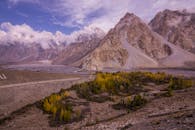 落基山脉的迷人景观，秋叶与壮观的云层交相辉映