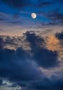 黄昏时分，云层中迷人的月亮景色戏剧性地展示了大自然的艺术性