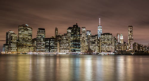 Kostenlos Fotografie Von Beleuchteten Gebäuden Während Der Nachtzeit Stock-Foto