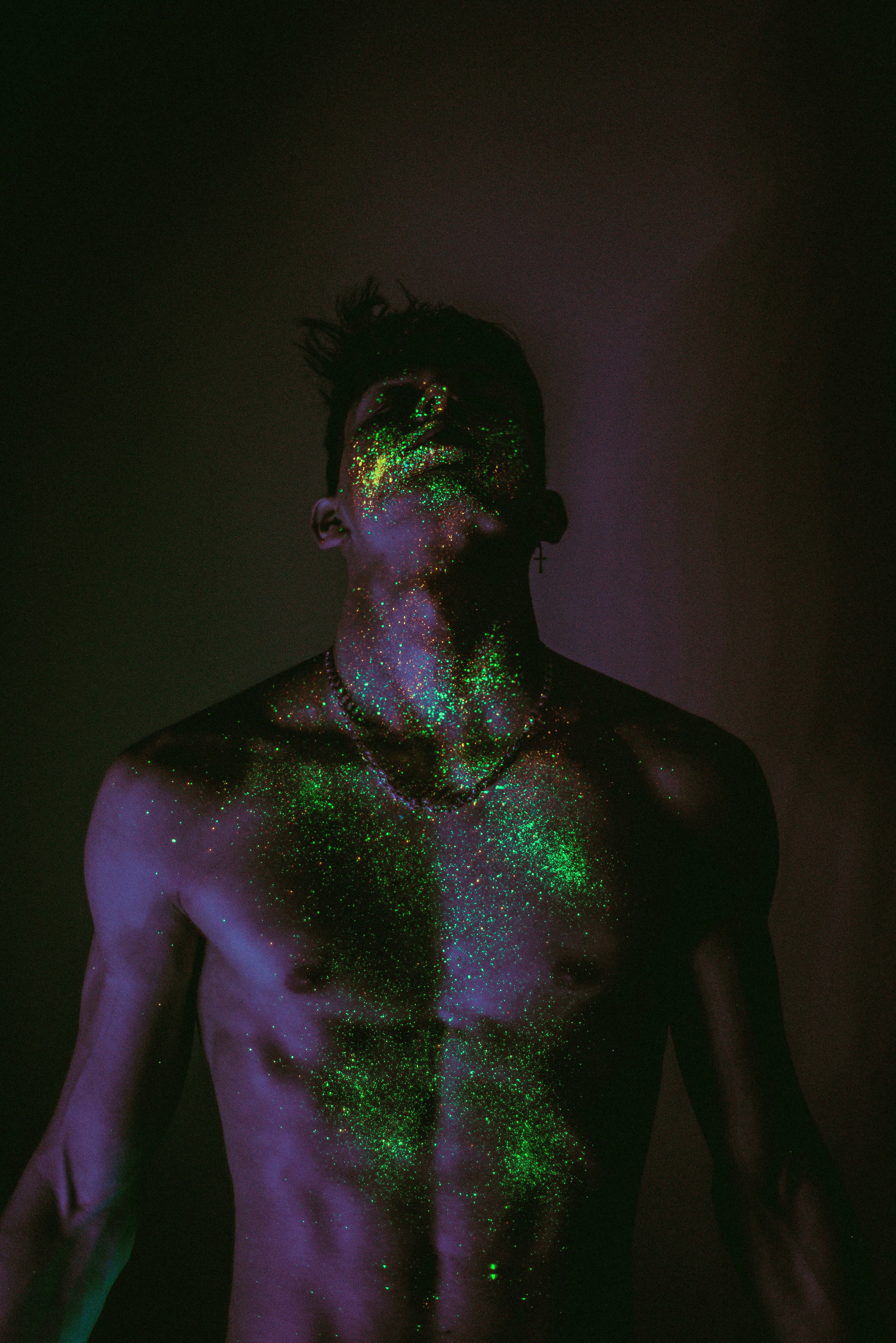 Naked male model with green glitter · Free Stock Photo