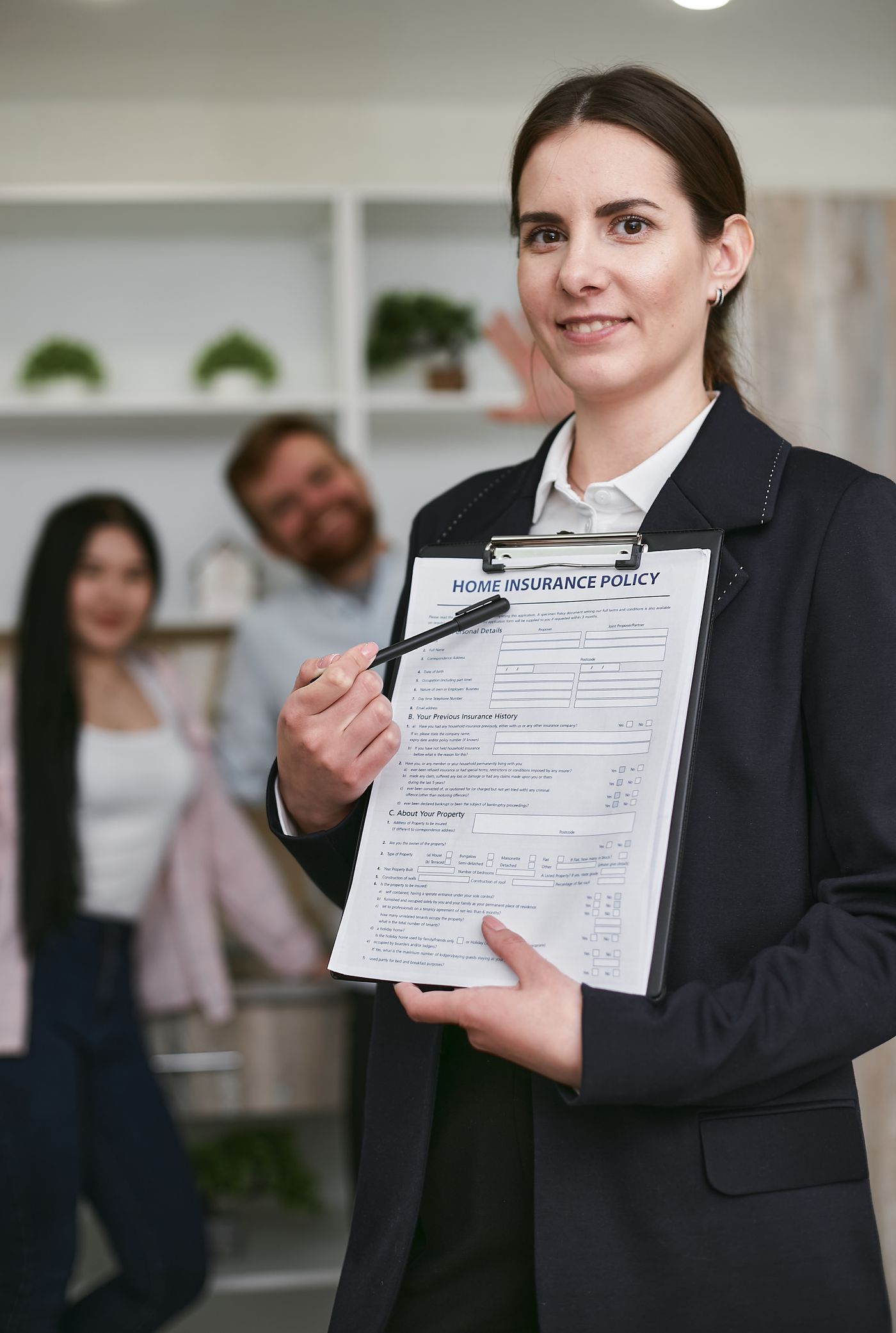 Conseill&egrave;re pr&eacute;sentant un contrat d'assurance habitation &agrave; des clients