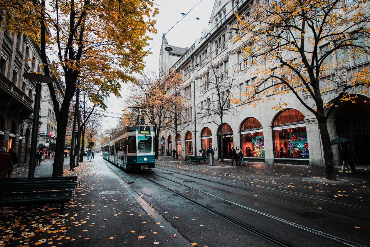 Cazare în Zürich: tramvai pe Bahnhofstrasse toamna, lângă gară