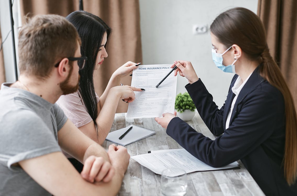 Free A Woman Explaining a Document to a Couple Stock Photo