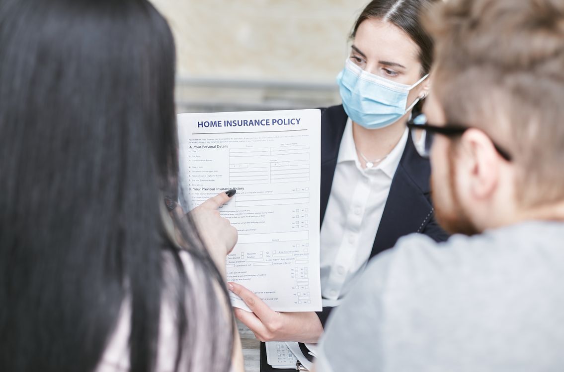 Explication des garanties d'un contrat d'assurance professionnelle Conseillère en assurance expliquant un contrat professionnel à ses clients