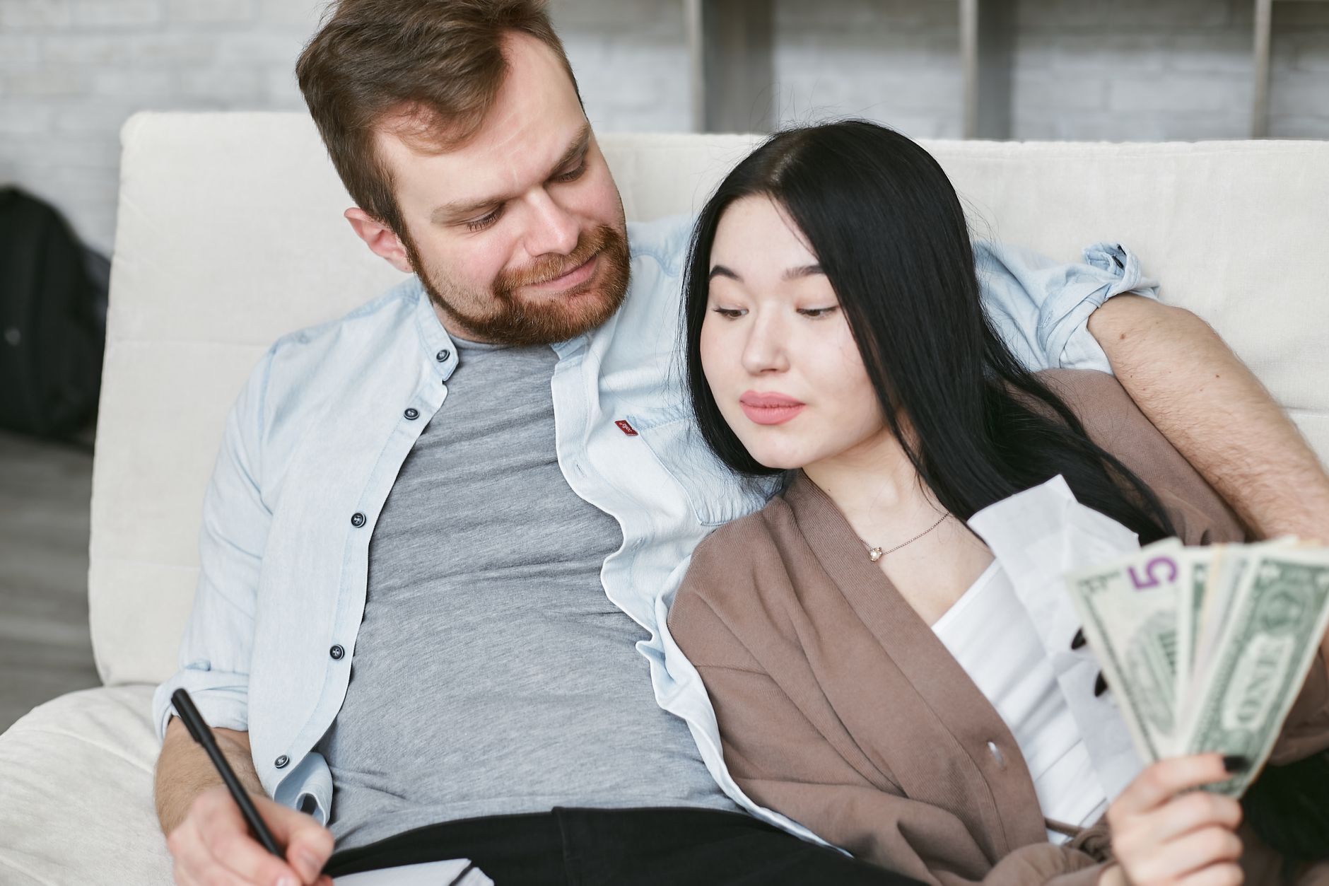 기초연금은 소득인정액 기준만 넘지 않으면 부동산·예금이 있어도 받을 수 있다.