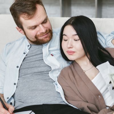 Уверенный деловой мужчина на улице