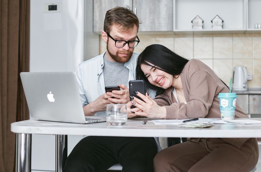Online dating: starting a conversation on a niche platform