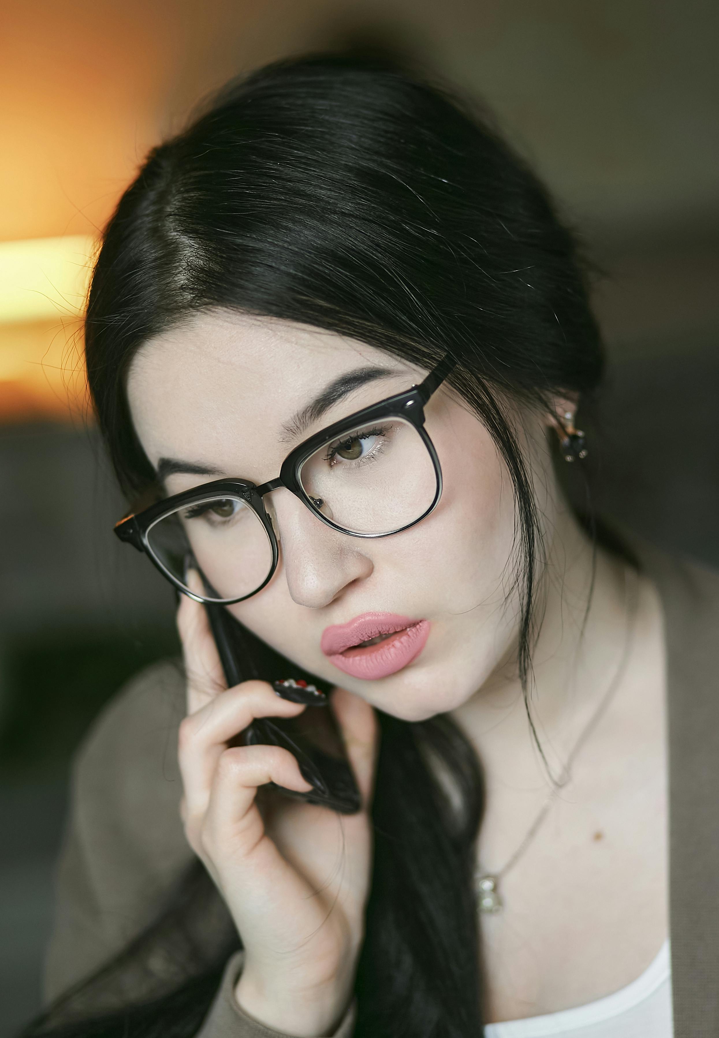 Gratis Donna In Occhiali Incorniciati Neri Foto a disposizione