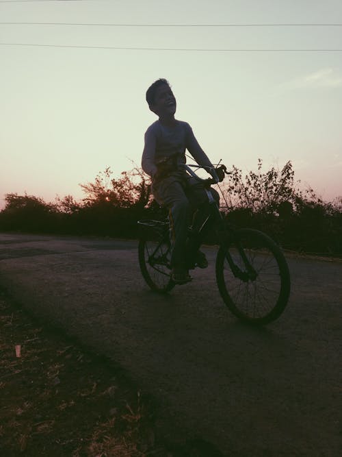 自転車に乗る少年