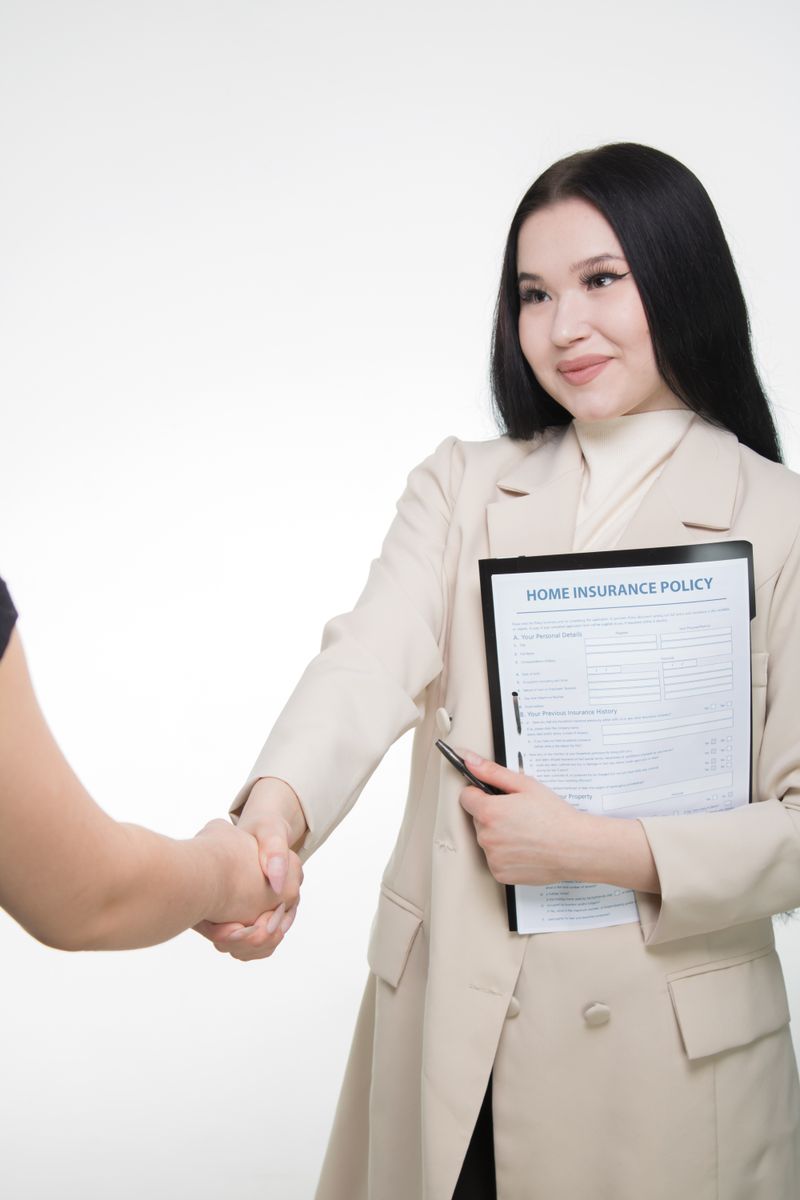 Asesor revisando documentaci&oacute;n con cliente