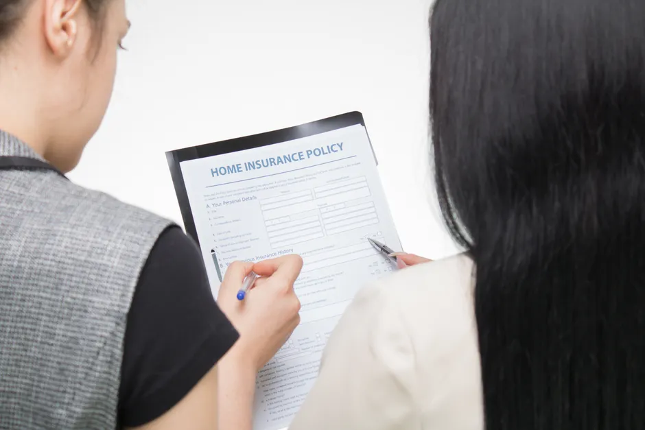 Femme remplissant un formulaire de demande de remboursement appareil auditif à la CSS