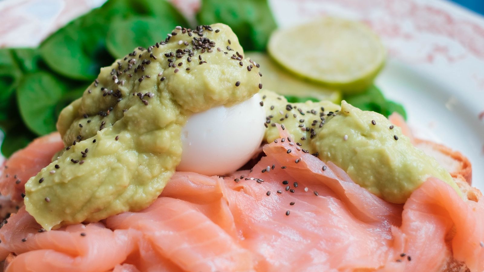 Prato de peixe com acompanhamento.