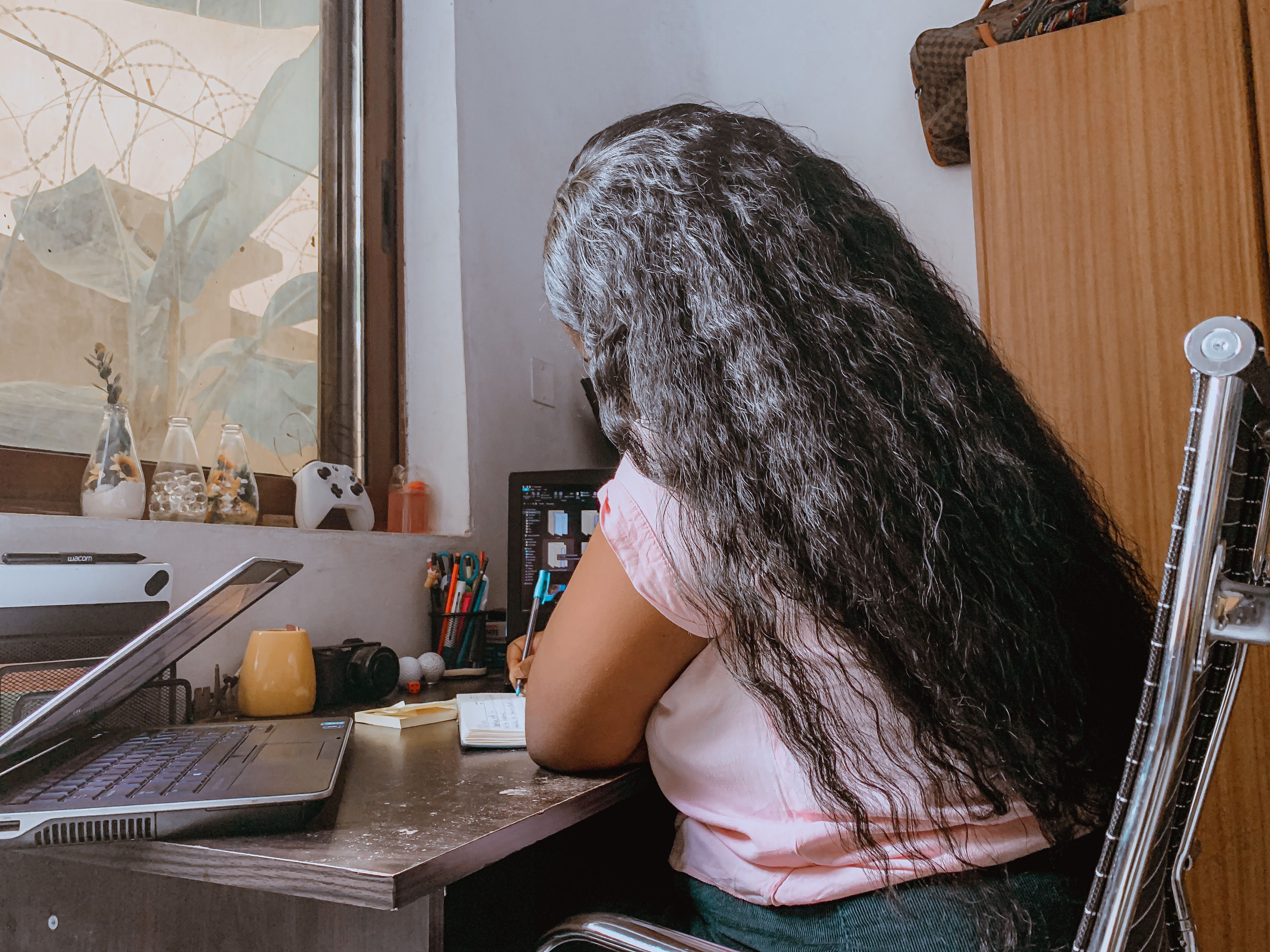 Jeune femme sénégalaise au travail chez ARCHIDESIGN