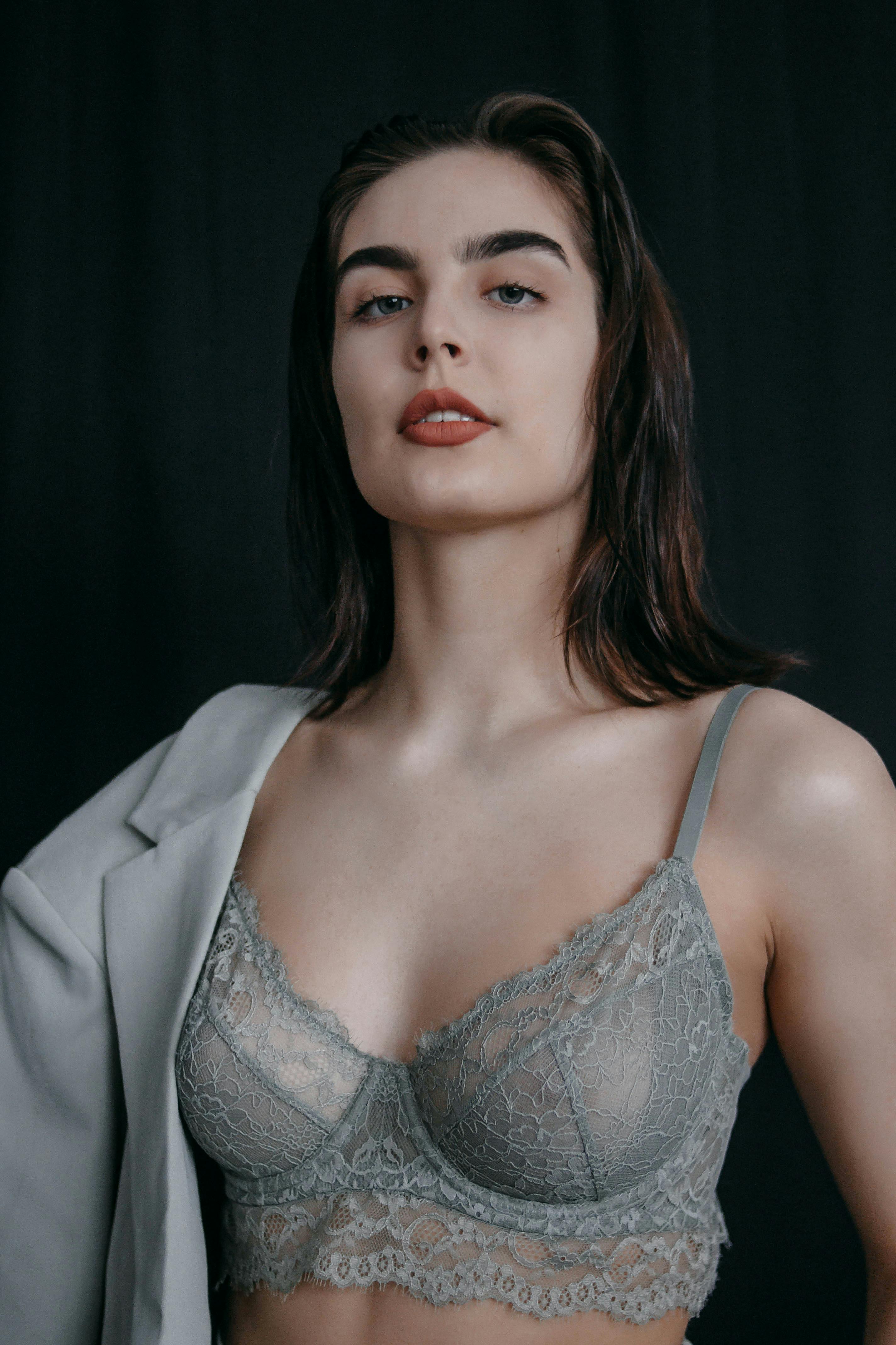 Gratis Seorang Wanita Mengenakan Bra Abu Abu Foto Stok