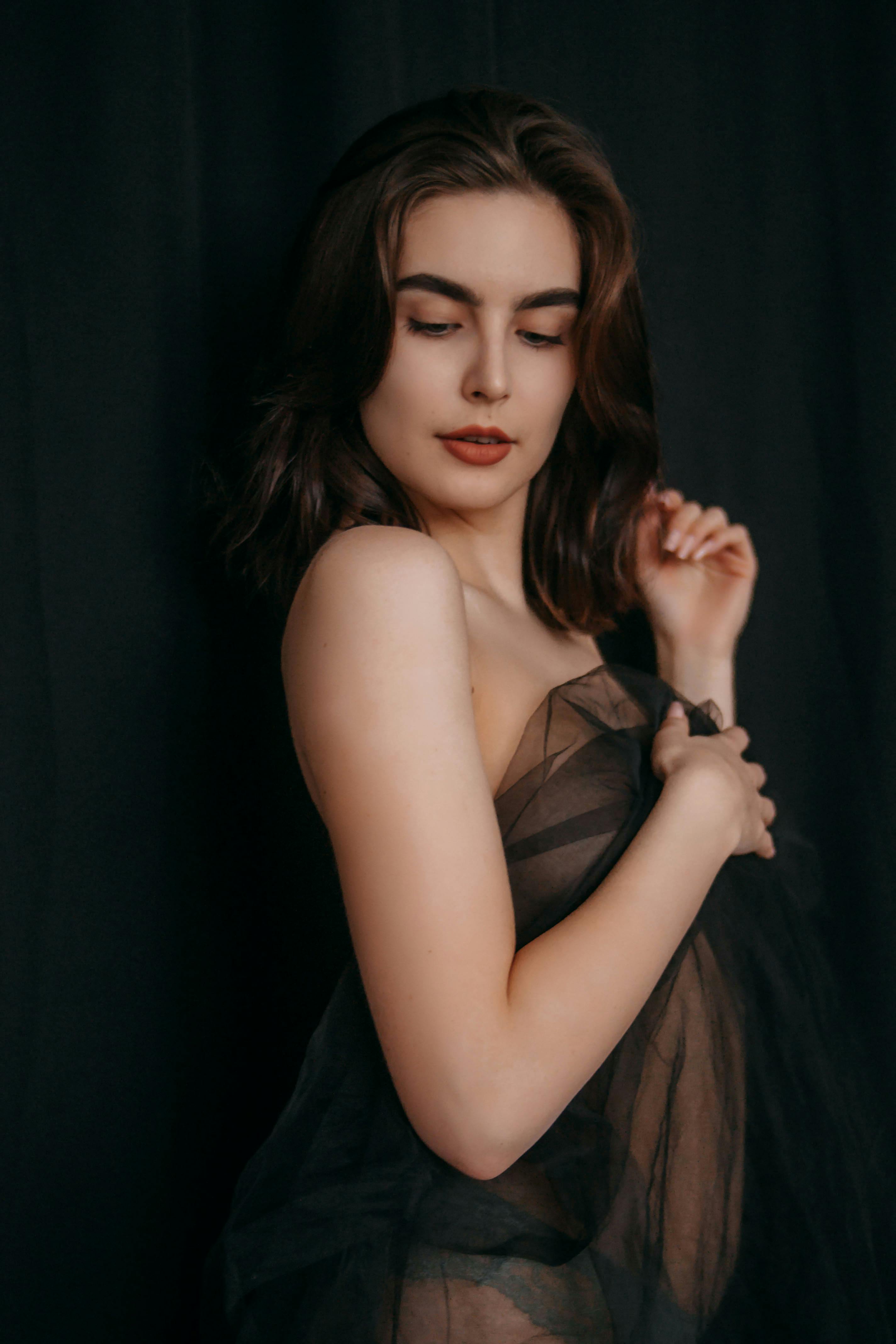 gratis Seksuele Topless Vrouw Met Doorschijnend Textiel Stockfoto