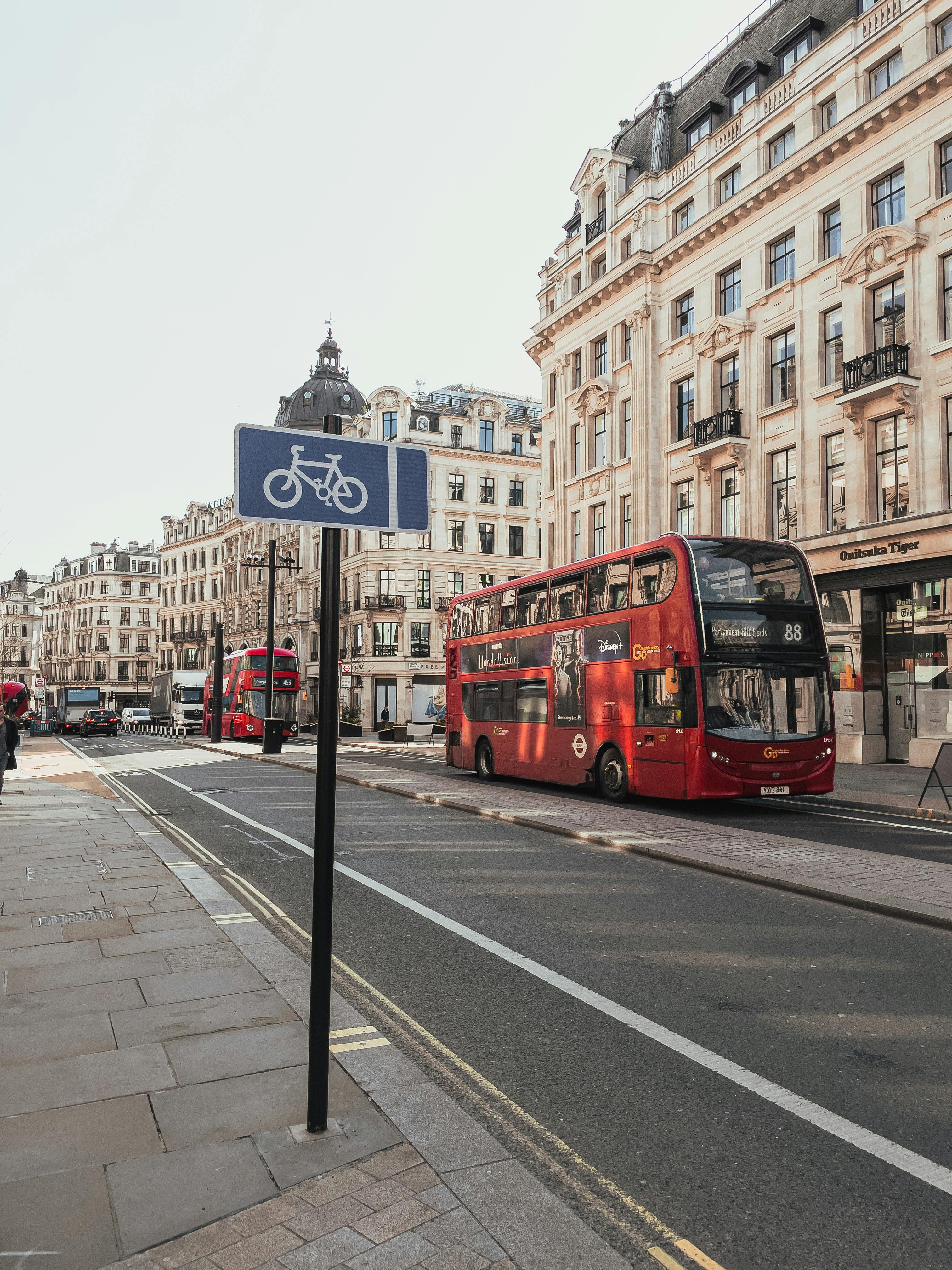 Trafic blocat temporar pe DN 7 – Valea Oltului din cauza semințelor de floarea soarelui împrăștiate pe carosabil