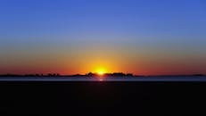 在海洋上，日落的景象是宁静而美丽的