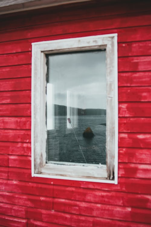 Безкоштовне стокове фото на тему «вертикальні постріл, вікно, червона стіна» стокове фото