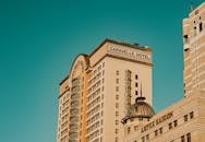 在胡志明市晴朗的蓝天下，卡拉维尔酒店呈现低视角