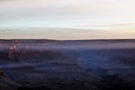 日出时，大峡谷的壮丽景色笼罩在神秘的雾中