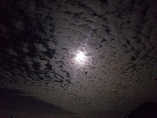 Immagine gratuita di luna nuvolosa