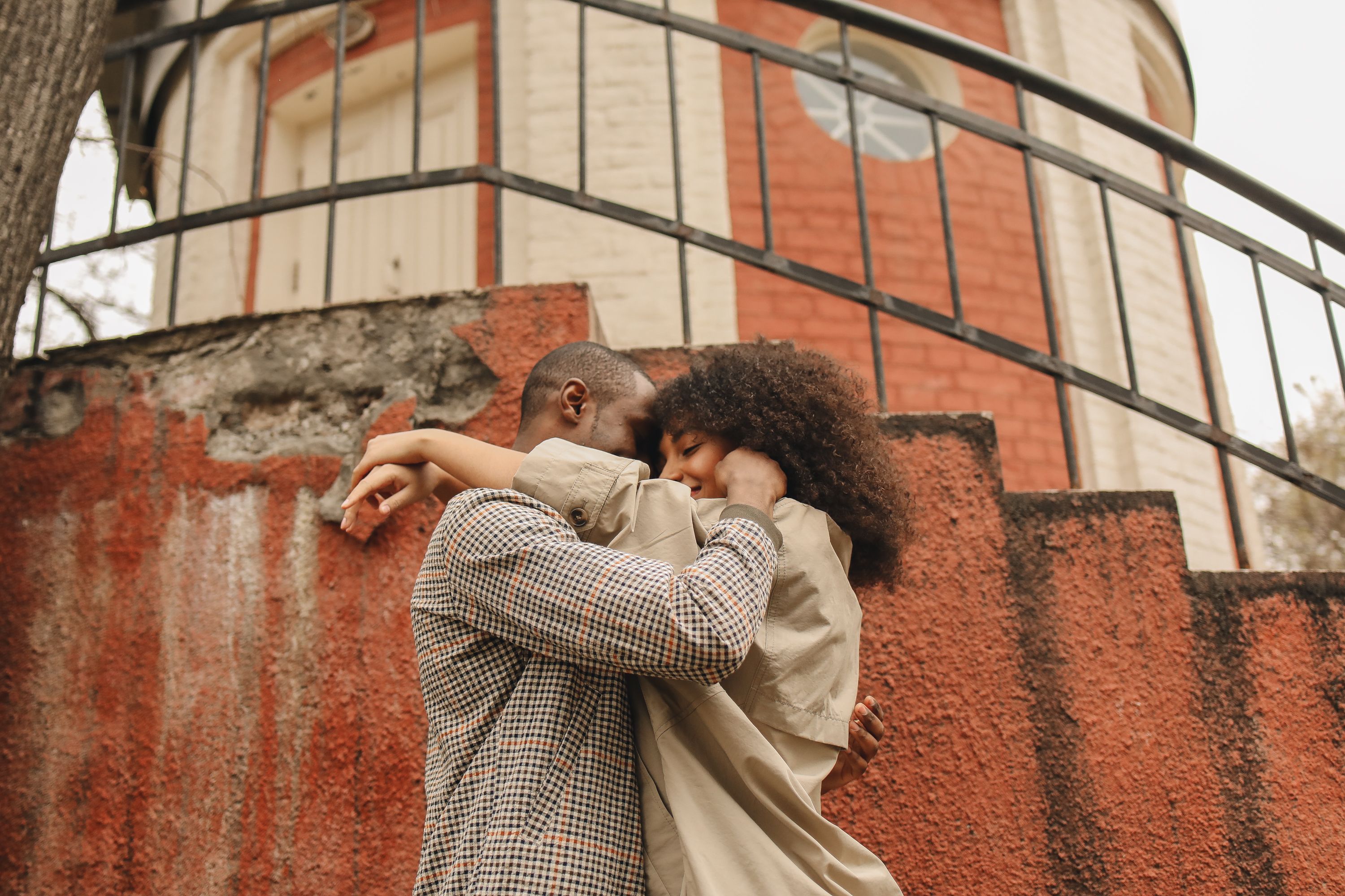 Leo and Aquarius Compatibility: Star Power Meets Rebel Spirit