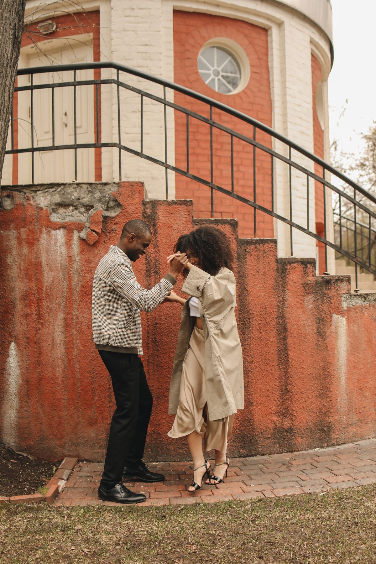 Casal a dançar com alegria