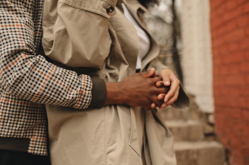 Gratis lagerfoto af afrikansk amerikansk par, bonding, frakke