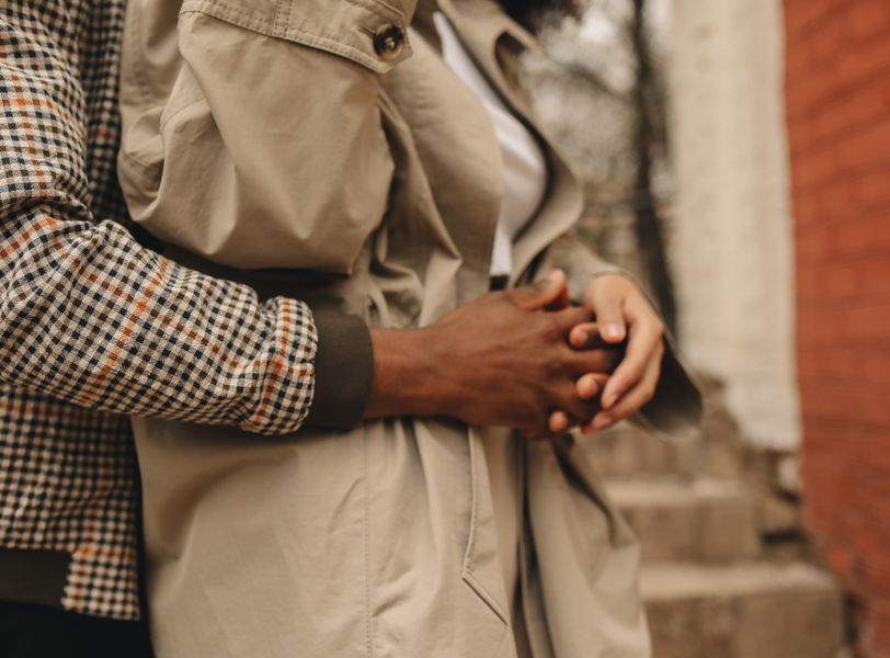 Online dating: starting a conversation on a niche platform