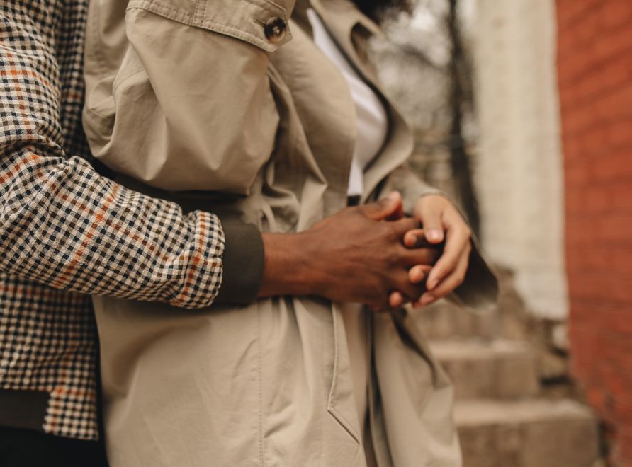 Online dating: starting a conversation on a niche platform