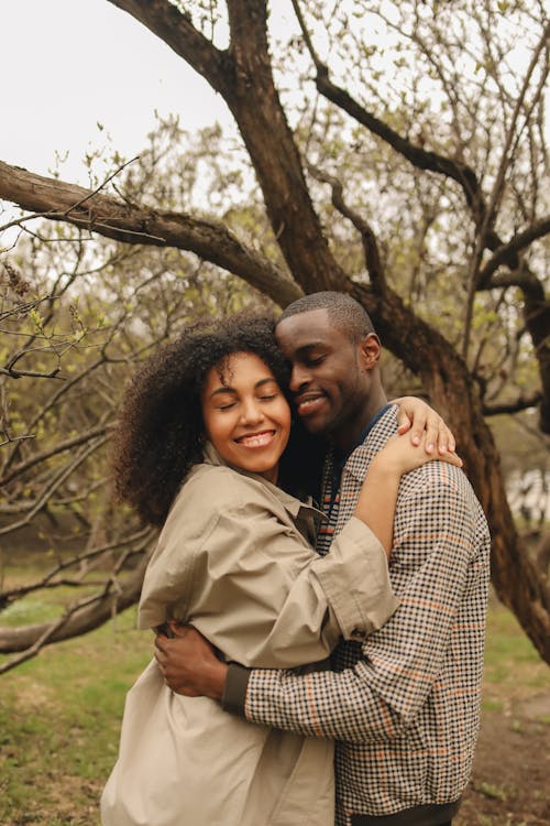 Ilmainen kuvapankkikuva tunnisteilla afroamerikkalainen, halaaminen, hymyily Kuvapankkikuva