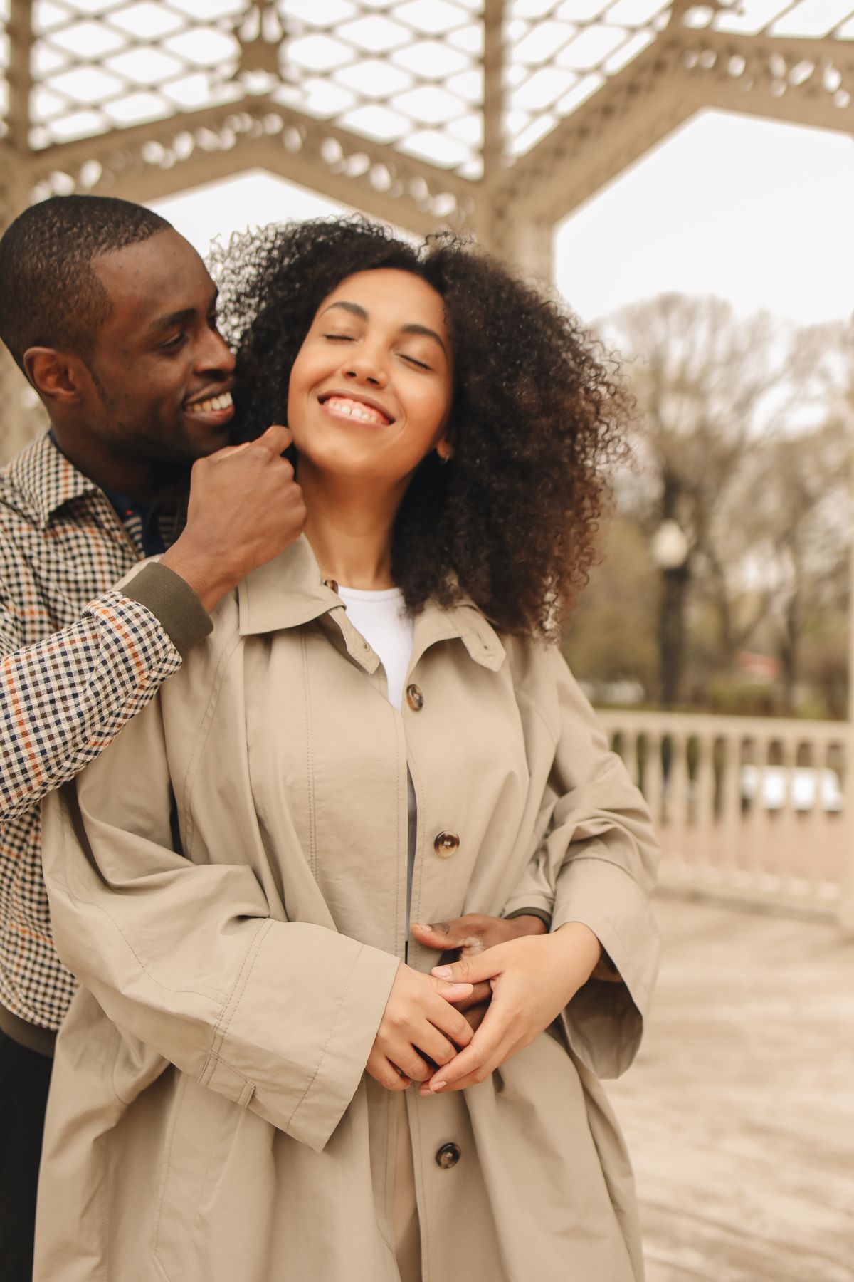Homme qui serre tendrement sa compagne souriante