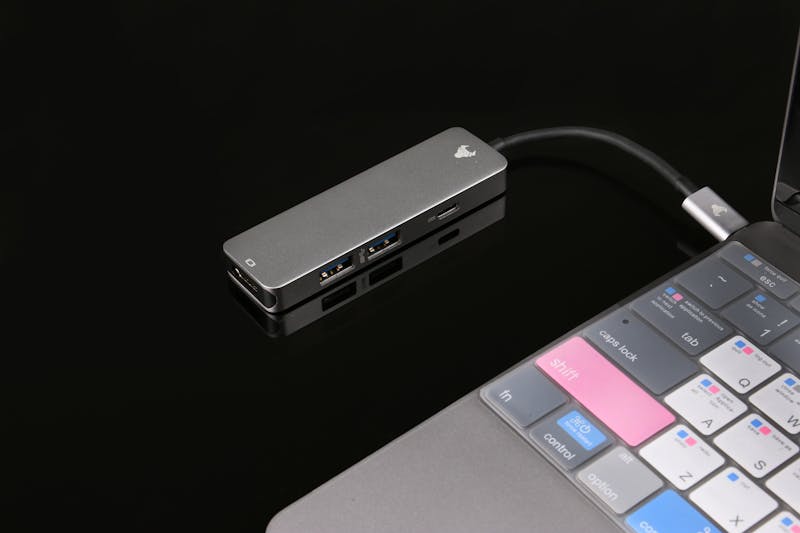 USB-C Hub auf Schreibtisch