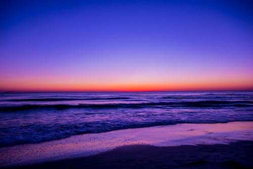 夜明けの海の風光明媚な景色