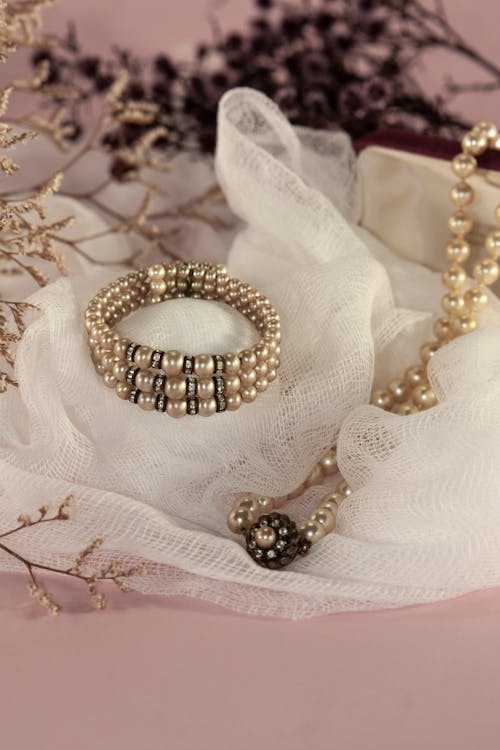 Luxurious Pearl Bracelet and Necklace 