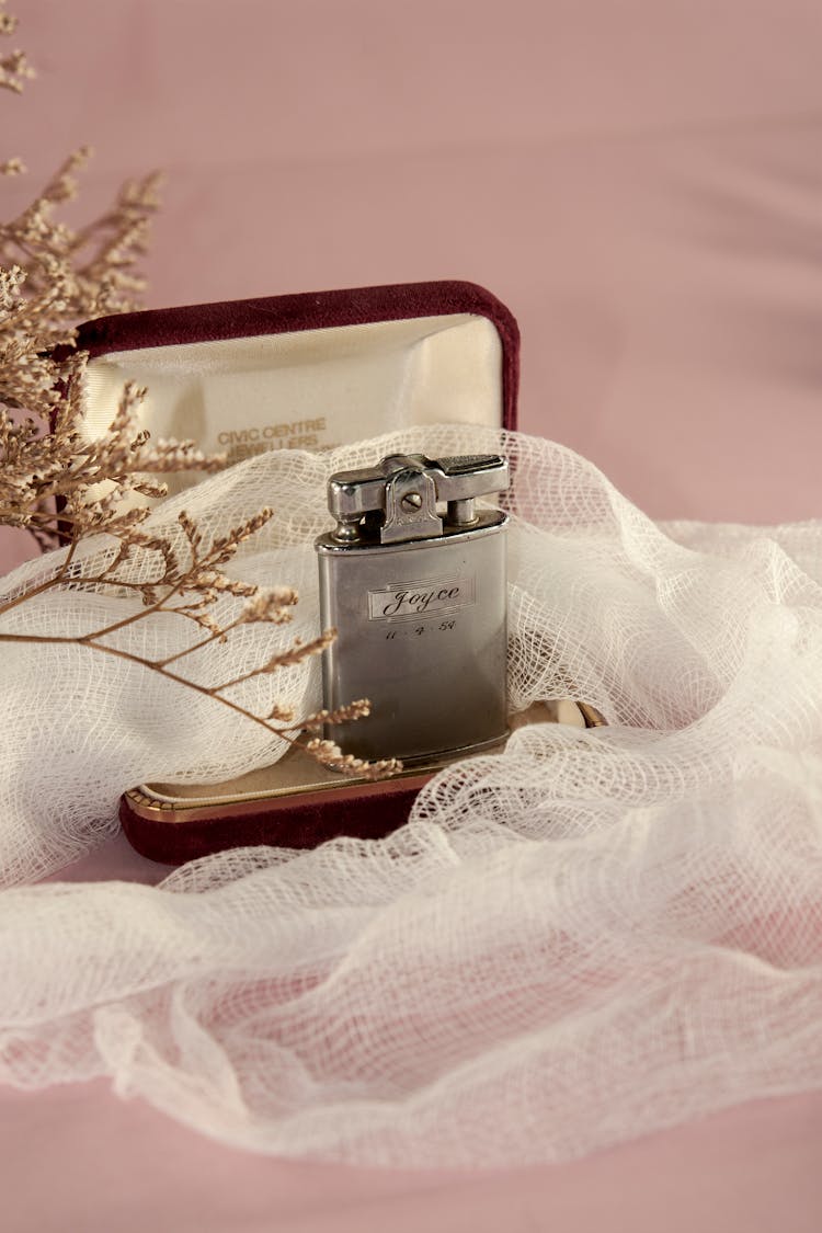 Elegant Vintage Lighter