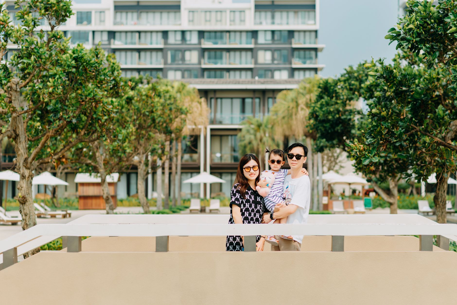 Gia đình Châu Á vui vẻ tận hưởng thời gian bên nhau tại công viên.