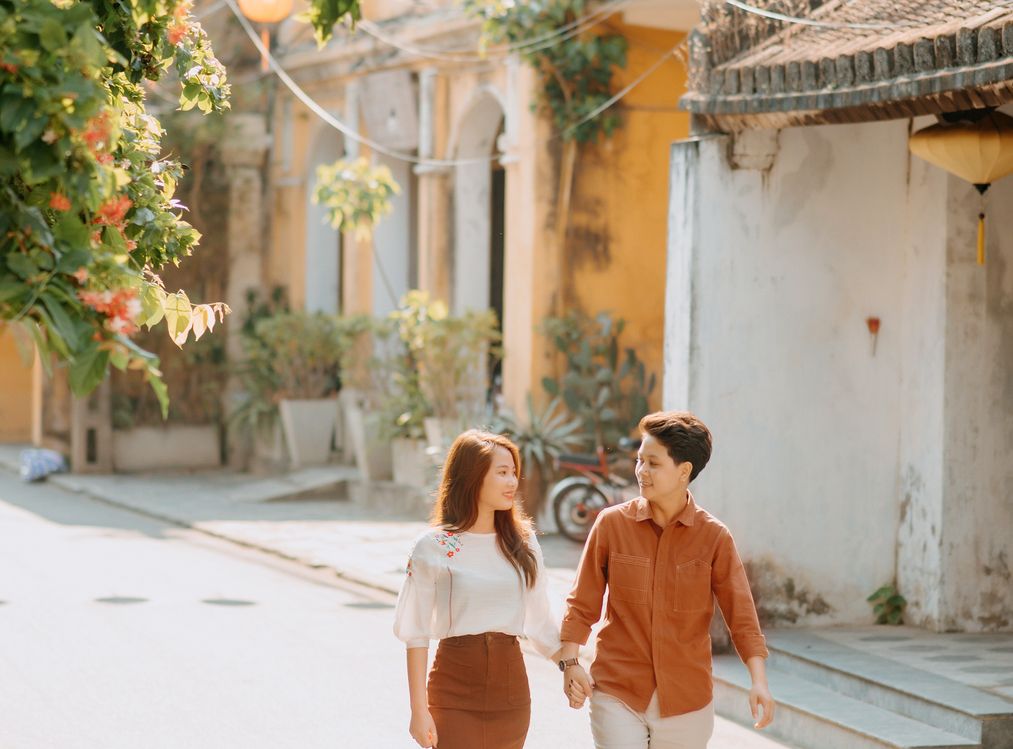 Online dating: starting a conversation on a niche platform
