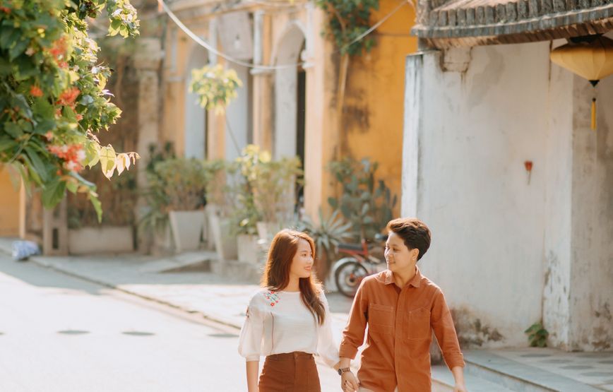 Online dating: starting a conversation on a niche platform