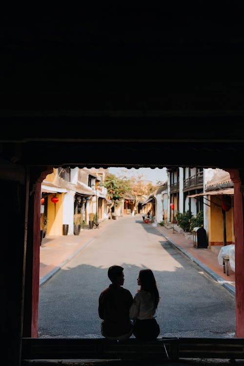 Free Silhouette of enamored couple looking at each other in doorway of house Stock Photo