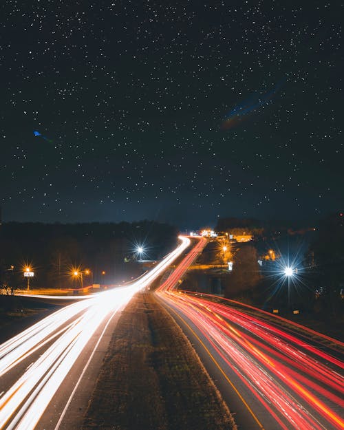 無料 夜間に道路を通過する車のタイムラプス写真 写真素材